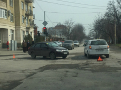 Монахини на белой иномарке попали в ДТП на перекрестке в Ростовской области