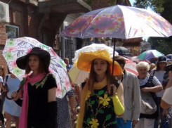 Флешмобом «Зонтичное утро» отметили в Таганроге день рождения Фаины Раневской