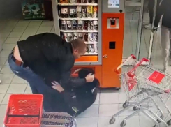«Еще раз увижу — убью *****»: бывший кандидат в депутаты думы Батайска прилюдно избил экс-супругу