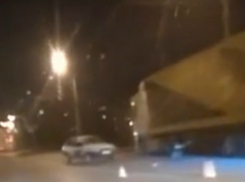 Припаркованная у обочины фура «поймала» летевшую по скользкой дороге Ростова легковушку на видео