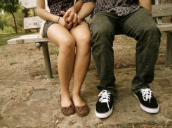 Сексом на лавочке с несовершеннолетней школьницей занялся молодой человек в Ростовской области