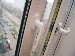 В Ростове будут судить изверга, по вине которого родная мать выпала из окна и разбилась