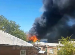 Вспыхнувшее здание сняли на видео в Ростовской области