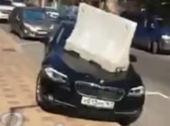Жестокое наказание отбойником припарковавшемуся на тротуаре BMW в Ростове попало на видео