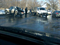 «Газель», ВАЗ и иномарка столкнулись в Ростове: опубликованы фото массового ДТП