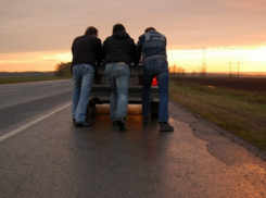 Заглохшие у обочины «Жигули» запрыгнули на «Ладу» после нелепого ДТП на трассе под Ростовом