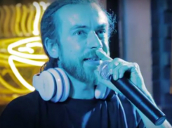 «Козлом в огороде» назвал «не ростовчанина» Басту пытавшийся разогреть публику Децл на видео