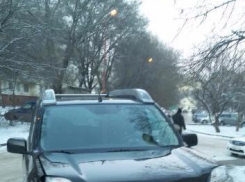 В Ростове Mercedes, скрываясь от погони, протаранил два припаркованных автомобиля