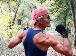 Пожилой ростовчанин на скейте удивил своей бойкостью молодых прохожих