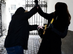 Молодые мужчины охотятся за женщинами с сумками у супермаркета в Ростове