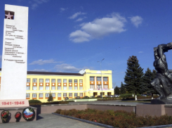 Мемориал со словами из поэмы Роберта Рождественского, установленный к 30-летию Победы в Красном Сулине