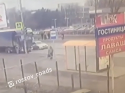 В сети появилось видео наезда многотонной фуры на пожилого пешехода в Ростове 