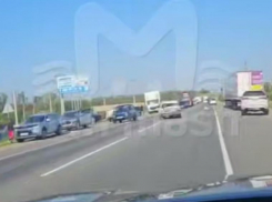 В Ростовской области легковушку зажало под грузовиком