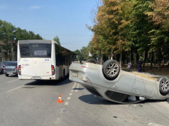 В Ростове-на-Дону на Нагибина перевернулась BMW