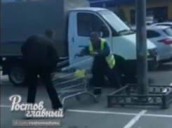 Драка сотрудников магазина за мелочь из тележки попала на видео в Ростове