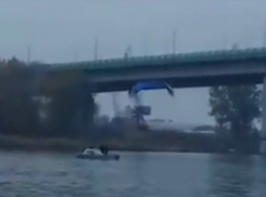Опасный полет экстремального мотодельтаплана под мостом Ростова восхитил горожан на видео