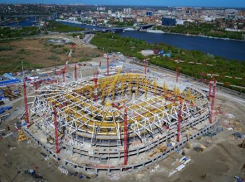 Нижний слой футбольного поля укладывают на «Ростов-Арене»