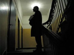 Загадочный и очень настойчивый инспектор испугал девушку в квартире Северного района Ростова