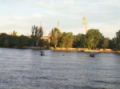 Отдыхающие вопили от ужаса, увидев труп мужчины, которого принесло течение на пляж в Ростове