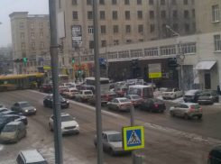 Затяжной снегопад поставил Ростов в восьмибалльные пробки