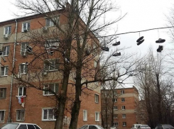 Ростовчане гадают, что означают кроссовки, развешанные на улице