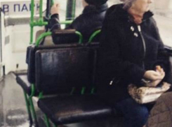 Плывущий «по волнам» затопленный автобус возит пассажиров в Ростове