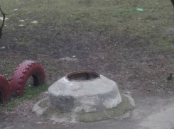 Любители металлолома оставили один из дворов в Ростовской области без канализационных крышек