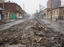 Разбитая «как после бомбежки» улица обрадовала жителей Ростова