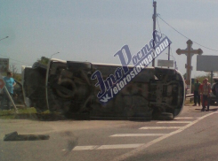 Женщина и двое мужчин пострадали в перевернувшемся Volkswagen после столкновения с Volvo под Ростовом