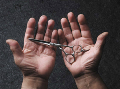 19-летняя жительница Ростовской области вонзила в грудь любовника маникюрные ножницы