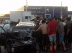 Водителю, зажатому в машине после ДТП, помогли выбраться прохожие из Ростова