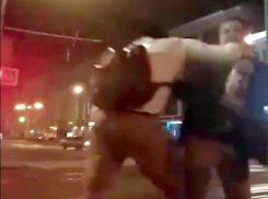 Драка молодых людей с «розочкой» и струями газа из баллончика в центре Ростова попала на видео