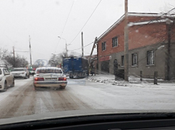 «Сладкий поцелуй» электрического столба с крышей частного дома случился в Ростове-на-Дону