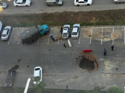 В Ростове на улице Вересаева образовалась огромная яма