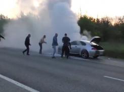 Шикарный BMW сгорел за считанные минуты под Ростовом несмотря на слезы и душевную боль владельца