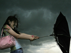 Сильный дождь с грозой и градом стремительно надвигаются на Ростов