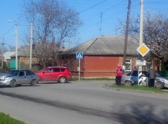 Иномарка врезалась в бетонные блоки после ДТП с «близняшкой» на улице Таганрога