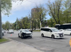 На Стачках в Ростове два пассажира иномарок пострадали в лобовом ДТП
