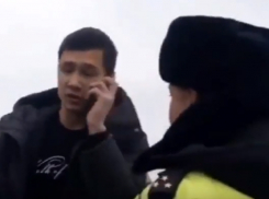 Угрожавшего автомобилисту табельным оружием инспектора ДПС на ростовской трассе сняли на видео