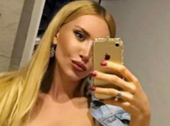 «Рвущей брюки как орех» попой известная блондинка из Ростова навела на мысли о возможной беременности