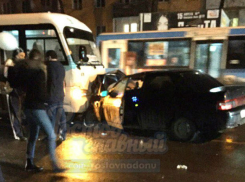 Маршрутка с пассажирами попала в ДТП с легковушкой в Ростове: пострадали два человека