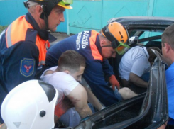 В Ростовской области легковушка врезалась в грузовик: погибли два человека