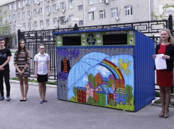 В Ростове дети украсили эко-накопители для макулатуры