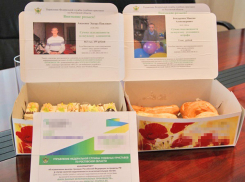 В Ростове фото алиментщиков появились на коробках с пирожными  