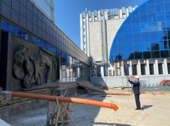 В Ростове на фасад Дворца спорта вернули обновленные барельефы 