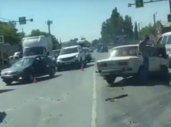Массовая авария спровоцировала огромную пробку на въезде в Ростов и попала на видео