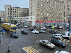На дорогах Ростова-на-Дону образовались серьезные заторы из-за первого снега