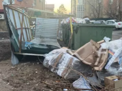 В Ростове ураганный ветер повалил на землю рекламную и контейнерную конструкции