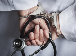 ФСБ выявила обокравшего своих подчиненных главного врача в Ростовской области