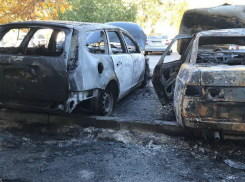 Два автомобиля сгорели дотла ранним утром в Ростове